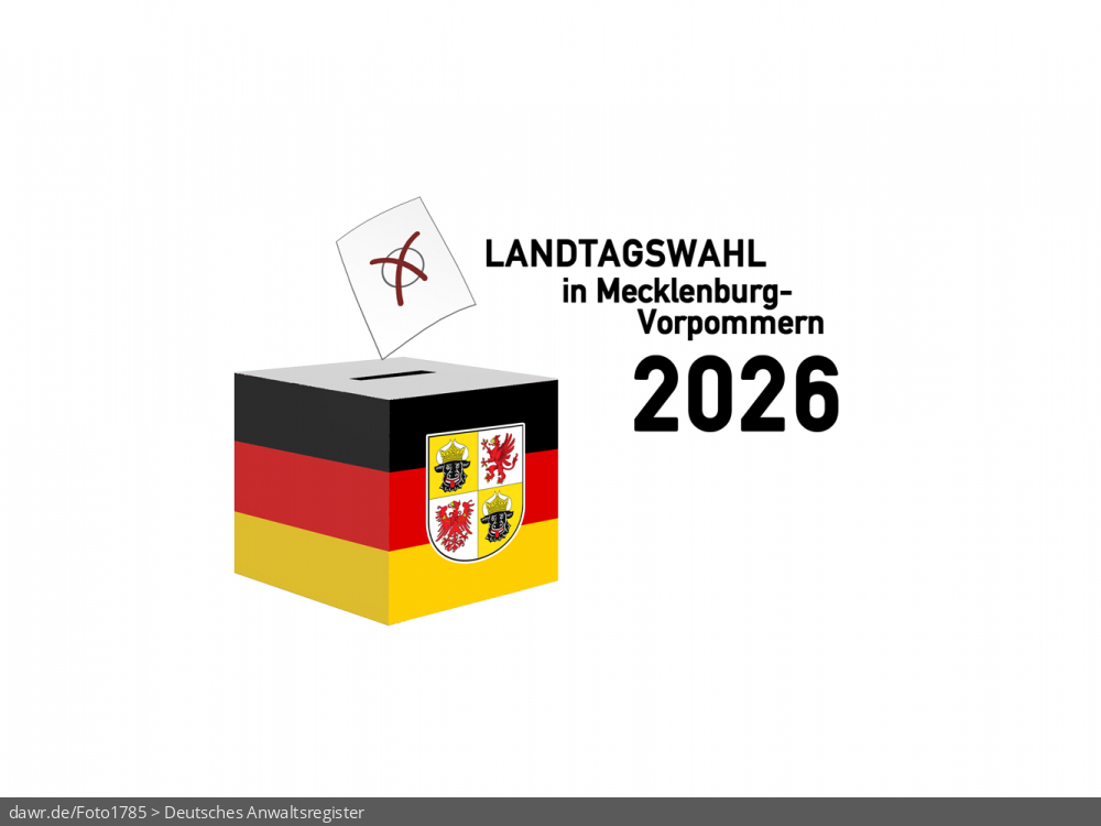 Diese Grafik zeigt die Zeichnung einer Wahlurne, welche in den deutschen Nationalfarben schwarz-rot-gold gefärbt und mit dem Wappen von Mecklenburg-Vorpommern dekoriert wurde. Über der Box schwebt ein angedeuteter Wahlzettel, welcher mit einem symbolisch angekreuzten Feld, wie es auf Wahlscheinen benutzt wird, ergänzt wurde. Daneben steht der Schriftzug „Landtagswahl in Mecklenburg-Vorpommern 2026“. Eine solche Grafik eignet sich gut als symbolische Darstellung für die Landtagswahl im Herbst 2026.