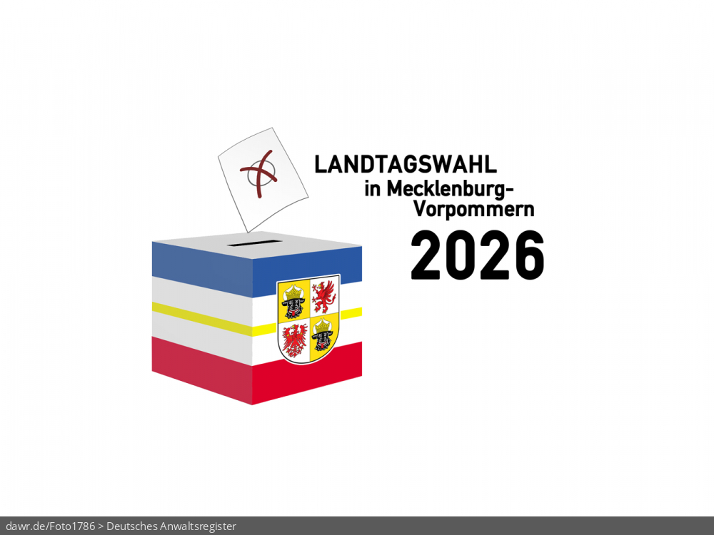 Diese Grafik zeigt die Zeichnung einer Wahlurne, welche in den Landesfarben von Mecklenburg-Vorpommern gefärbt und mit dem passenden Wappen dekoriert wurde. Über der Box schwebt ein angedeuteter Wahlzettel, welcher mit einem symbolisch angekreuzten Feld, wie es auf Wahlscheinen benutzt wird, ergänzt wurde. Daneben steht der Schriftzug „Landtagswahl in Mecklenburg-Vorpommern 2026“. Eine solche Grafik eignet sich gut als symbolische Darstellung für die Landtagswahl im Herbst 2026.