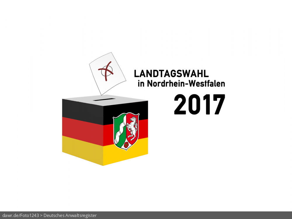 Diese Grafik zeigt die Zeichnung einer Wahlurne, welche in den deutschen Nationalfarben schwarz-rot-gold gefärbt und mit dem Wappen von Nordrhein-Westfalen dekoriert wurde. Über der Box schwebt ein angedeuteter Wahlzettel, welcher mit einem symbolisch angekreuzten Feld, wie es auf Wahlscheinen benutzt wird, ergänzt wurde. Daneben steht der Schriftzug „Landtagswahl in Nordrhein-Westfalen 2017“. Eine solche Grafik eignet sich gut als symbolische Darstellung für die Landtagswahl im Mai 2017.