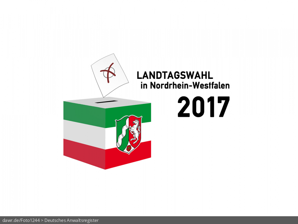 Diese Grafik zeigt die Zeichnung einer Wahlurne, welche in den Landesfarben von Nordrhein-Westfalen gefärbt und mit dem passenden Wappen dekoriert wurde. Über der Box schwebt ein angedeuteter Wahlzettel, welcher mit einem symbolisch angekreuzten Feld, wie es auf Wahlscheinen benutzt wird, ergänzt wurde. Daneben steht der Schriftzug „Landtagswahl in Nordrhein-Westfalen 2017“. Eine solche Grafik eignet sich gut als symbolische Darstellung für die Landtagswahl im Mai 2017.