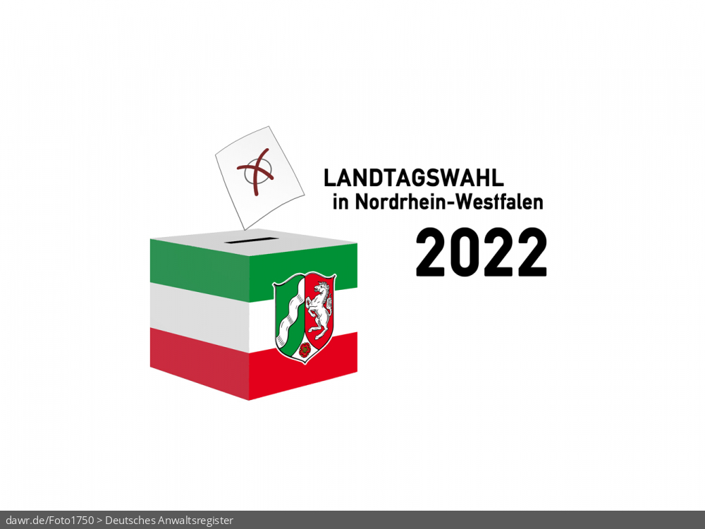 Diese Grafik zeigt die Zeichnung einer Wahlurne, welche in den Landesfarben von Nordrhein-Westfalen gefärbt und mit dem passenden Wappen dekoriert wurde. Über der Box schwebt ein angedeuteter Wahlzettel, welcher mit einem symbolisch angekreuzten Feld, wie es auf Wahlscheinen benutzt wird, ergänzt wurde. Daneben steht der Schriftzug „Landtagswahl in Nordrhein-Westfalen 2022“. Eine solche Grafik eignet sich gut als symbolische Darstellung für die Landtagswahl im Mai 2022. Diese Grafik zeigt die Zeichnung einer Wahlurne, welche in den Landesfarben von Nordrhein-Westfalen gefärbt und mit dem passenden Wappen dekoriert wurde. Über der Box schwebt ein angedeuteter Wahlzettel, welcher mit einem symbolisch angekreuzten Feld, wie es auf Wahlscheinen benutzt wird, ergänzt wurde. Daneben steht der Schriftzug „Landtagswahl in Nordrhein-Westfalen 2022“. Eine solche Grafik eignet sich gut als symbolische Darstellung für die Landtagswahl im Mai 2022.