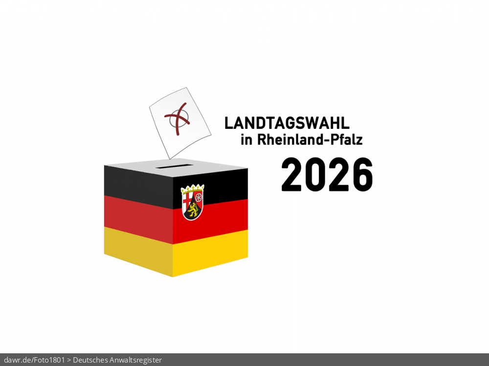 Diese Grafik zeigt die Zeichnung einer Wahlurne, welche in den deutschen Nationalfarben schwarz-rot-gold gefärbt und mit dem Wappen von Rheinland-Pfalz dekoriert wurde. Über der Box schwebt ein angedeuteter Wahlzettel, welcher mit einem symbolisch angekreuzten Feld, wie es auf Wahlscheinen benutzt wird, ergänzt wurde. Daneben steht der Schriftzug „Landtagswahl in Rheinland-Pfalz 2026“. Eine solche Grafik eignet sich gut als symbolische Darstellung für die Landtagswahl im Frühjahr 2026.