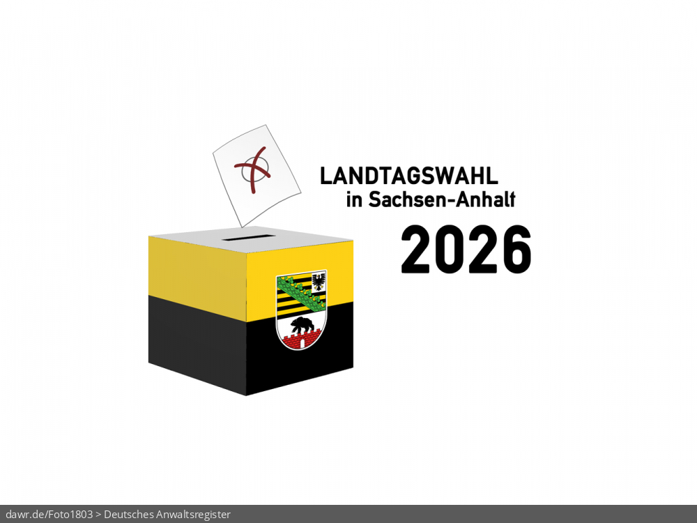 Diese Grafik zeigt die Zeichnung einer Wahlurne, welche in den Landesfarben von Sachsen-Anhalt gefärbt und mit dem passenden Wappen dekoriert wurde. Über der Box schwebt ein angedeuteter Wahlzettel, welcher mit einem symbolisch angekreuzten Feld, wie es auf Wahlscheinen benutzt wird, ergänzt wurde. Daneben steht der Schriftzug „Landtagswahl in Sachsen-Anhalt 2026“. Eine solche Grafik eignet sich gut als symbolische Darstellung für die Landtagswahl im Sommer 2026.