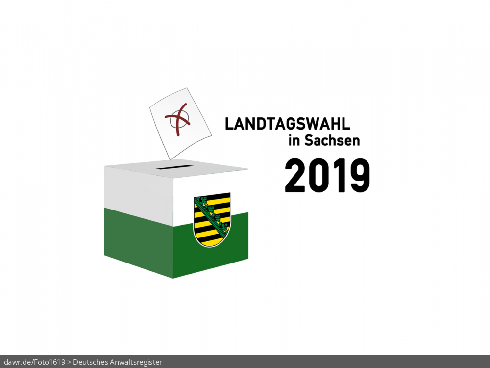Diese Grafik zeigt die Zeichnung einer Wahlurne, welche in den Landesfarben von Sachsen gefärbt und mit dem passenden Wappen dekoriert wurde. Über der Box schwebt ein angedeuteter Wahlzettel, welcher mit einem symbolisch angekreuzten Feld, wie es auf Wahlscheinen benutzt wird, ergänzt wurde. Daneben steht der Schriftzug „Landtagswahl in Sachsen 2019“. Eine solche Grafik eignet sich gut als symbolische Darstellung für die Landtagswahl am 1. September 2019.