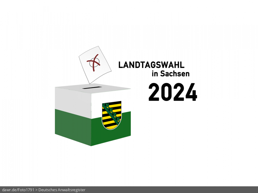 Diese Grafik zeigt die Zeichnung einer Wahlurne, welche in den Landesfarben von Sachsen gefärbt und mit dem passenden Wappen dekoriert wurde. Über der Box schwebt ein angedeuteter Wahlzettel, welcher mit einem symbolisch angekreuzten Feld, wie es auf Wahlscheinen benutzt wird, ergänzt wurde. Daneben steht der Schriftzug „Landtagswahl in Sachsen 2024“. Eine solche Grafik eignet sich gut als symbolische Darstellung für die Landtagswahl im Herbst 2024.