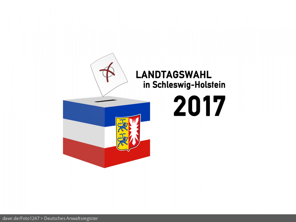 Diese Grafik zeigt die Zeichnung einer Wahlurne, welche in den Landesfarben von Schleswig-Holstein gefärbt und mit dem passenden Wappen dekoriert wurde. Über der Box schwebt ein angedeuteter Wahlzettel, welcher mit einem symbolisch angekreuzten Feld, wie es auf Wahlscheinen benutzt wird, ergänzt wurde. Daneben steht der Schriftzug „Landtagswahl in Schleswig-Holstein 2017“. Eine solche Grafik eignet sich gut als symbolische Darstellung für die Landtagswahl im Mai 2017.