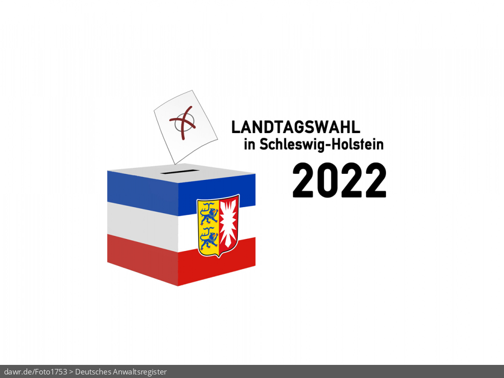 Diese Grafik zeigt die Zeichnung einer Wahlurne, welche in den Landesfarben von Schleswig-Holstein gefärbt und mit dem passenden Wappen dekoriert wurde. Über der Box schwebt ein angedeuteter Wahlzettel, welcher mit einem symbolisch angekreuzten Feld, wie es auf Wahlscheinen benutzt wird, ergänzt wurde. Daneben steht der Schriftzug „Landtagswahl in Schleswig-Holstein 2022“. Eine solche Grafik eignet sich gut als symbolische Darstellung für die Landtagswahl im Mai 2022. Diese Grafik zeigt die Zeichnung einer Wahlurne, welche in den Landesfarben von Schleswig-Holstein gefärbt und mit dem passenden Wappen dekoriert wurde. Über der Box schwebt ein angedeuteter Wahlzettel, welcher mit einem symbolisch angekreuzten Feld, wie es auf Wahlscheinen benutzt wird, ergänzt wurde. Daneben steht der Schriftzug „Landtagswahl in Schleswig-Holstein 2022“. Eine solche Grafik eignet sich gut als symbolische Darstellung für die Landtagswahl im Mai 2022.