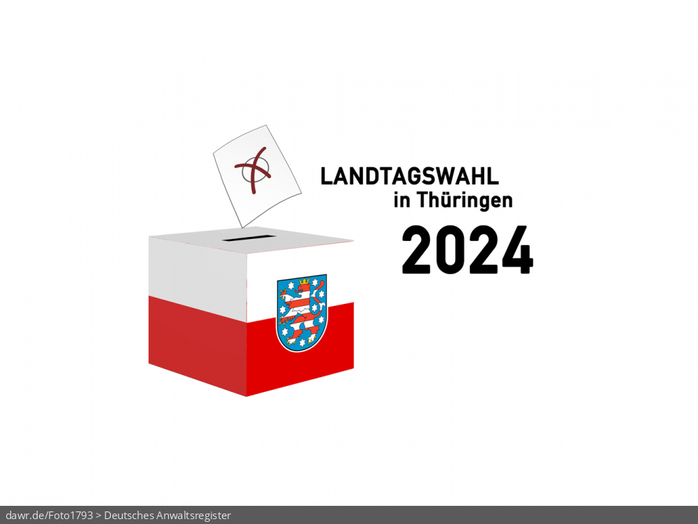 Diese Grafik zeigt die Zeichnung einer Wahlurne, welche in den Landesfarben von Thüringen gefärbt und mit dem passenden Wappen dekoriert wurde. Über der Box schwebt ein angedeuteter Wahlzettel, welcher mit einem symbolisch angekreuzten Feld, wie es auf Wahlscheinen benutzt wird, ergänzt wurde. Daneben steht der Schriftzug „Landtagswahl in Thüringen 2024“. Eine solche Grafik eignet sich gut als symbolische Darstellung für die Landtagswahl im Herbst 2024.