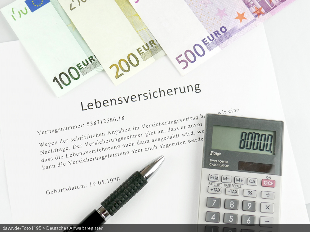 Dieses Foto zeigt einen Schreiben mit der Überschrift „Lebensversicherung“, auf dem drei Banknoten liegen. Daneben sieht man noch einen Kugelschreiber und einen Tischrechner. Dieses Bild eignet sich gut als symbolische Darstellung für alle Themen rund um Lebensversicherungen.