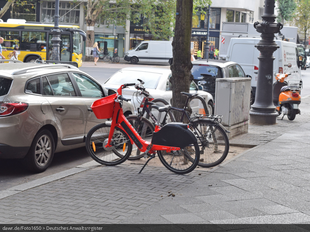 Dieses Foto zeigt ein Leihfahrrad (mit elektrischem Zusatzantrieb), wie sie von einem US-amerikanischen Dienstleistungsunternehmen zur Kurzzeitmiete in deutschen Großstädten angeboten werden. Dieses Bild eignet sich gut als symbolische Darstellung für Themen, wie umweltfreundliche Alternativen im Straßenverkehr, Umweltschutz, Luftverbesserung usw..