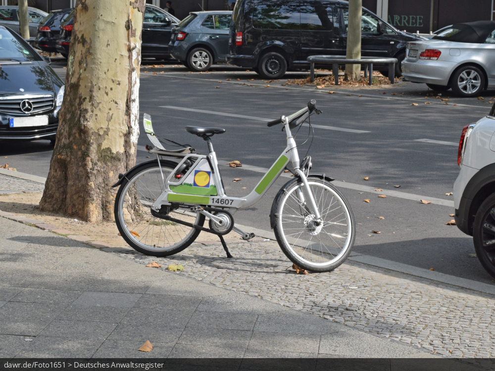 Dieses Foto zeigt ein Leihfahrrad (mit konventionellem Antrieb), wie sie von einem großen Lebensmitteldiscounter zur Kurzzeitmiete in deutschen Großstädten angeboten werden. Dieses Bild eignet sich gut als symbolische Darstellung für Themen, wie umweltfreundliche Alternativen im Straßenverkehr, Umweltschutz, Luftverbesserung usw..