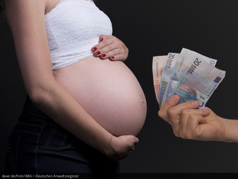 Dieses Foto zeigt eine Schwangere, der eine Hand mehrere Geldscheine übergibt. Diese Darstellung eignet sich gut für das Thema Leihmutterschaft, speziell in seiner kommerziellen Form.