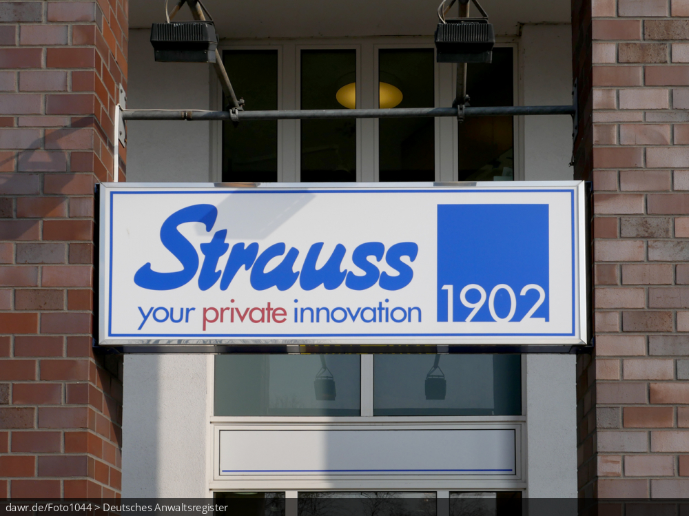 Dieses Foto zeigt das Logo der Einzelhandelskette Strauss Innovationen. Aufgenommen wurde das Foto in Berlin im Teltower Damm kurz vor der Filialschließung wegen der erneuten Insolvenz von Strauss Innovation.