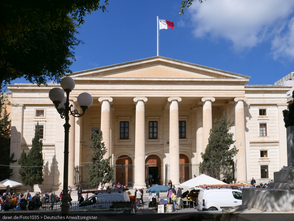 Dieses Foto zeigt das Gerichtsgebäude „Courts Of Justice“ in der Altstadt von Valetta auf der Insel Malta. Das Gerichtsgebäude in der Republic Street wurde im neoklassizistischen Stil zwischen 1965 und 1971 erbaut und beherbergt verschiedene Gerichte.