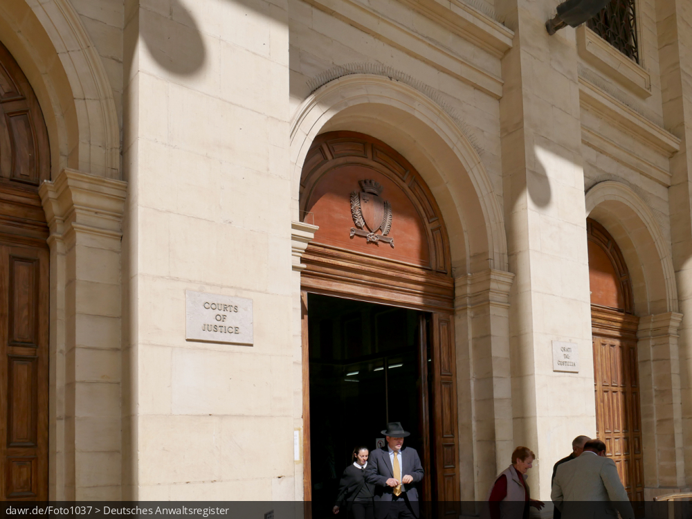 Dieses Foto zeigt das Gerichtsgebäude „Courts Of Justice“ in der Altstadt von Valetta auf der Insel Malta. Das Gerichtsgebäude in der Republic Street wurde im neoklassizistischen Stil zwischen 1965 und 1971 erbaut und beherbergt verschiedene Gerichte.