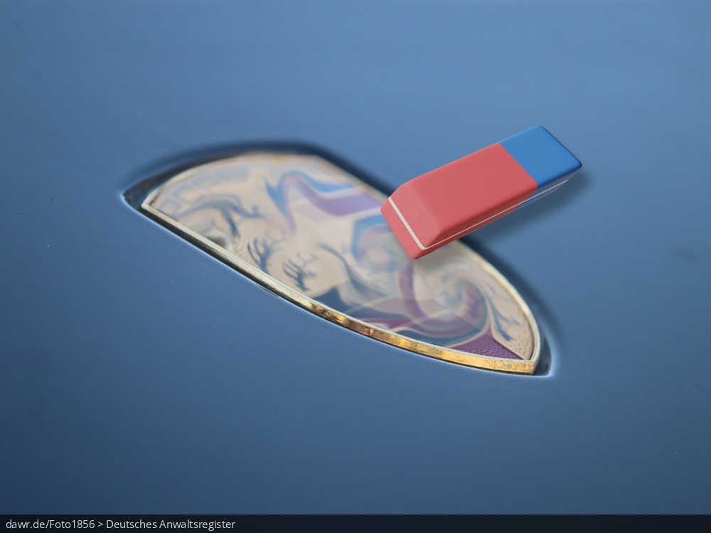 Diese Grafik zeigt einen ebene Fläche, in der ein bekanntes Symbol in stark verfremdeter Form eingebettet wurde und über dem ein Radiergummi schwebt. Diese Darstellung eignet sich gut für Themen im Zusammenhang mit Markenrechtsverletzungen, wie das Fälschen von geschützten Markensymbolen. Diese Grafik zeigt einen ebene Fläche, in der ein bekanntes Symbol in stark verfremdeter Form eingebettet wurde und über dem ein Radiergummi schwebt. Diese Darstellung eignet sich gut für Themen im Zusammenhang mit Markenrechtsverletzungen, wie das Fälschen von geschützten Markensymbolen.