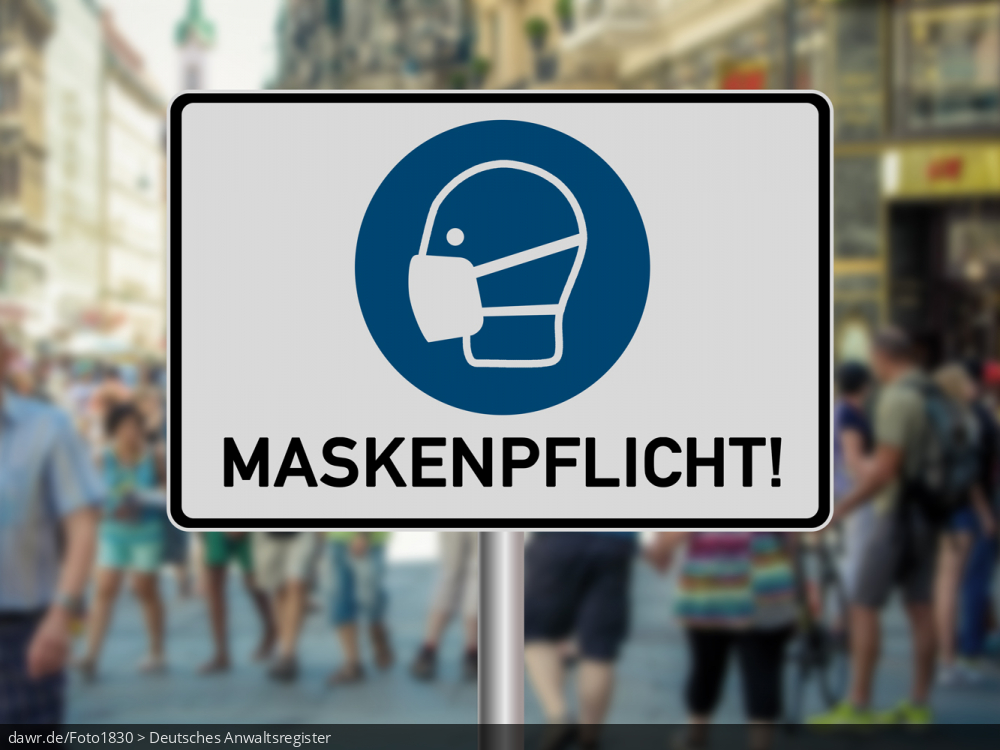Diese Grafik zeigt ein gezeichnetes Warnschild zum Einhalten der allgemeinen Maskenpflicht. Im Hintergrund ist eine Menschenmenge, wie sie bspw. in einer Ladenstraße zu finden ist, als unscharfe Darstellung zu sehen. Diese symbolische Darstellung eignet sich gut für alle Themen im Zusammenhang mit einer staatlich angeordneten Maskenpflicht bspw. im Rahmen der Corona-Pandemie.