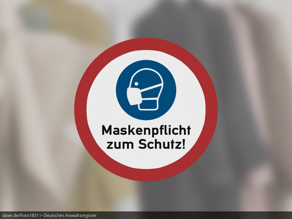 Diese Grafik zeigt ein gezeichnetes Warnschild zum Einhalten der allgemeinen Maskenpflicht, wie es oft auf Ladentüren klebt. Im Hintergrund ist ein Bekleidungsgeschäft als unscharfe Darstellung zu sehen. Diese symbolische Darstellung eignet sich gut für alle Themen im Zusammenhang mit einer staatlich angeordneten Maskenpflicht bspw. im Rahmen der Corona-Pandemie.