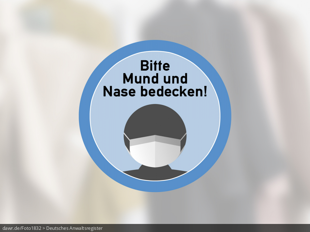 Diese Grafik zeigt ein gezeichnetes Warnschild zum Einhalten der allgemeinen Maskenpflicht, wie es oft auf Ladentüren klebt. Im Hintergrund ist ein Bekleidungsgeschäft als unscharfe Darstellung zu sehen. Diese symbolische Darstellung eignet sich gut für alle Themen im Zusammenhang mit einer staatlich angeordneten Maskenpflicht bspw. im Rahmen der Corona-Pandemie.
