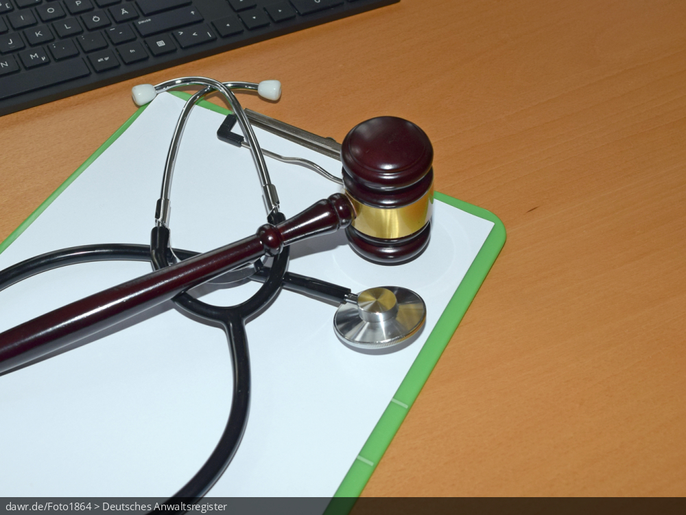 Dieses Foto zeigt ein Klemmbrett, welches vor einer Tastatur liegt. Darauf liegt ein Richterhammer und ein Stethoskop. Diese Darstellung eignet sich gut für rechtliche Themen im Zusammenhang mit medizinischen Fragen. Dieses Foto zeigt ein Klemmbrett, welches vor einer Tastatur liegt. Darauf liegt ein Richterhammer und ein Stethoskop. Diese Darstellung eignet sich gut für rechtliche Themen im Zusammenhang mit medizinischen Fragen.
