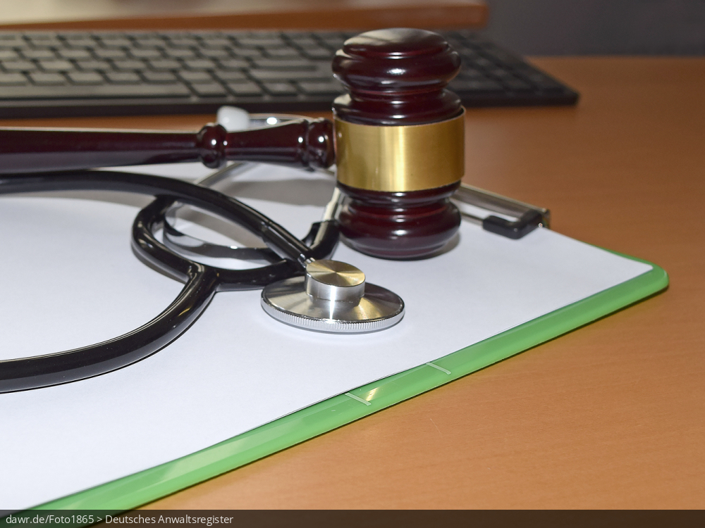 Dieses Foto zeigt ein Klemmbrett, welches vor einer Tastatur liegt. Darauf liegt ein Richterhammer und ein Stethoskop. Diese Darstellung eignet sich gut für rechtliche Themen im Zusammenhang mit medizinischen Fragen. Dieses Foto zeigt ein Klemmbrett, welches vor einer Tastatur liegt. Darauf liegt ein Richterhammer und ein Stethoskop. Diese Darstellung eignet sich gut für rechtliche Themen im Zusammenhang mit medizinischen Fragen.