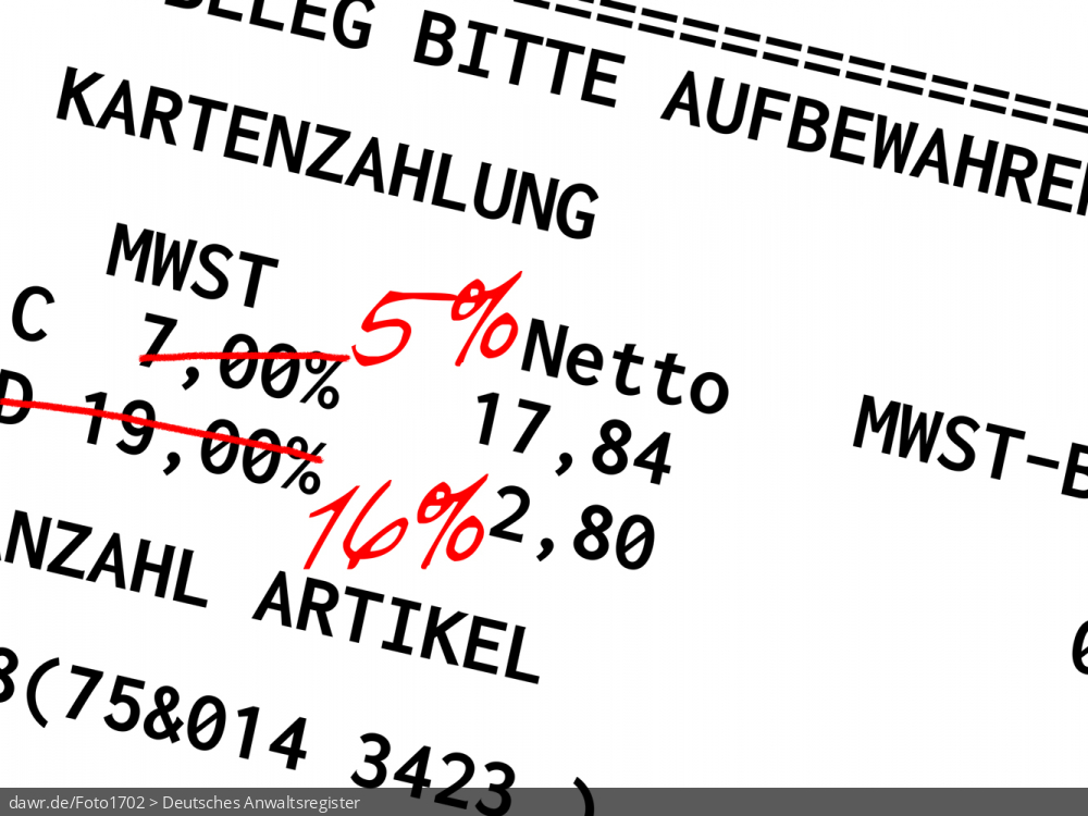 Diese Grafik zeigt einen fiktiven Kassenbon, auf dem die Mehrwertsteuersätze per Hand korrigiert wurde. Diese Darstellung ist gut geeignet als symbolische Darstellung im Zusammenhang mit der temporären Mehrwertsteuersenkung im Jahr 2020.