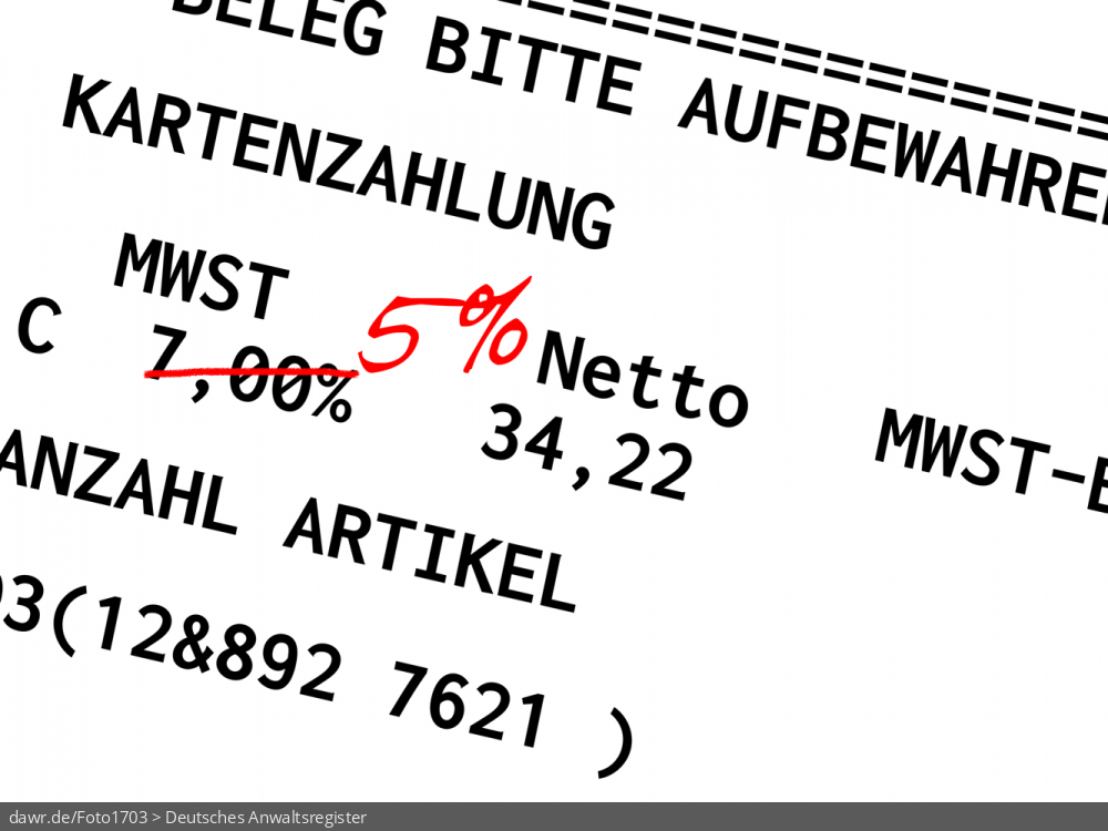 Diese Grafik zeigt einen fiktiven Kassenbon, auf dem der Mehrwertsteuersatz per Hand korrigiert wurde. Diese Darstellung ist gut geeignet als symbolische Darstellung im Zusammenhang mit der temporären Mehrwertsteuersenkung im Jahr 2020.
