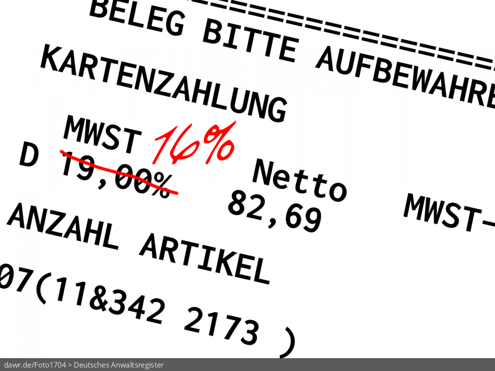 Diese Grafik zeigt einen fiktiven Kassenbon, auf dem der Mehrwertsteuersatz per Hand korrigiert wurde. Diese Darstellung ist gut geeignet als symbolische Darstellung im Zusammenhang mit der temporären Mehrwertsteuersenkung im Jahr 2020.