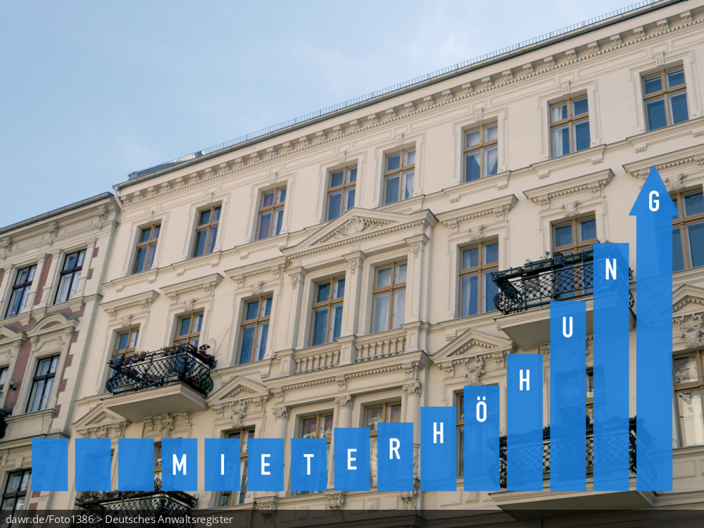 Dieses Foto zeigt ein Altbau-Mehrfamilienhaus, vor dem ein Balkendiagramm zu sehen ist, welches mit den Begriff „Mieterhöhung“ beschriftet ist. Diese symbolische Darstellung eignet sich gut für alle Themen rund um die hohen Mietkosten für Wohnungen in Deutschland.