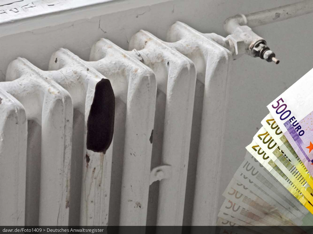 Dieses Foto zeigt einen Heizkörper in dem ein großes Loch klafft. Daneben sieht man viele Geldscheine von denen ein Teil ausgegraut wurde. Diese Abbildung soll symbolisch einen Grund (in überzogener Weise) für eine Mietminderung darstellen. Dieses Foto zeigt einen Heizkörper in dem ein großes Loch klafft. Daneben sieht man viele Geldscheine von denen ein Teil ausgegraut wurde. Diese Abbildung soll symbolisch einen Grund (in überzogener Weise) für eine Mietminderung darstellen.