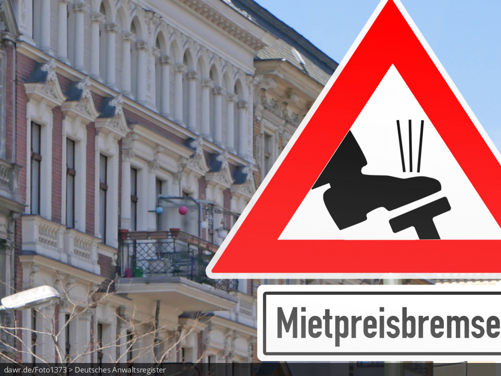 Dieses Foto zeigt eine Reihe von Altbauten in einer Großstadt. Davor ist ein symbolisches Verkehrsschild zu sehen, welches vor der Mietpreisbremse warnt. Diese symbolische Darstellung eignet sich gut für alle Themen rund um die Mietpreisbremse und hohe Mietkosten für Wohnungen in Deutschland.