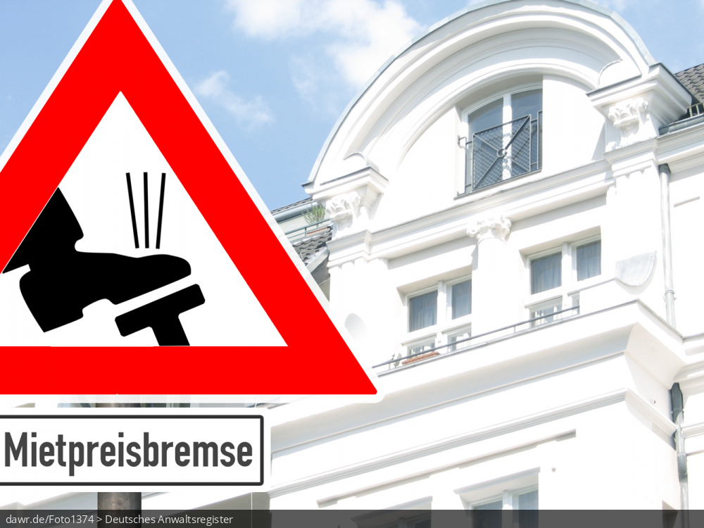Dieses Foto zeigt einen modernisierten Altbau in einer Großstadt. Davor ist ein symbolisches Verkehrsschild zu sehen, welches vor der Mietpreisbremse warnt. Diese symbolische Darstellung eignet sich gut für alle Themen rund um die Mietpreisbremse und hohe Mietkosten für Wohnungen in Deutschland.