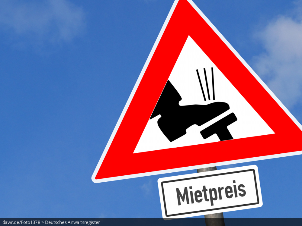 Dieses Bild zeigt einen blauen Himmel, vor dem ein symbolisches Verkehrsschild zu sehen ist, welches zum „Abbremsen“ des Mietpreises auffordert. Diese symbolische Darstellung eignet sich gut für alle Themen rund um die Mietpreisbremse und hohe Mietkosten für Wohnungen in Deutschland.