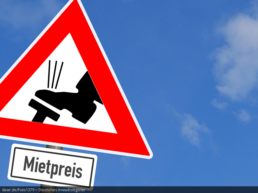 Dieses Bild zeigt einen blauen Himmel, vor dem ein symbolisches Verkehrsschild zu sehen ist, welches zum „Abbremsen“ des Mietpreises auffordert. Diese symbolische Darstellung eignet sich gut für alle Themen rund um die Mietpreisbremse und hohe Mietkosten für Wohnungen in Deutschland.