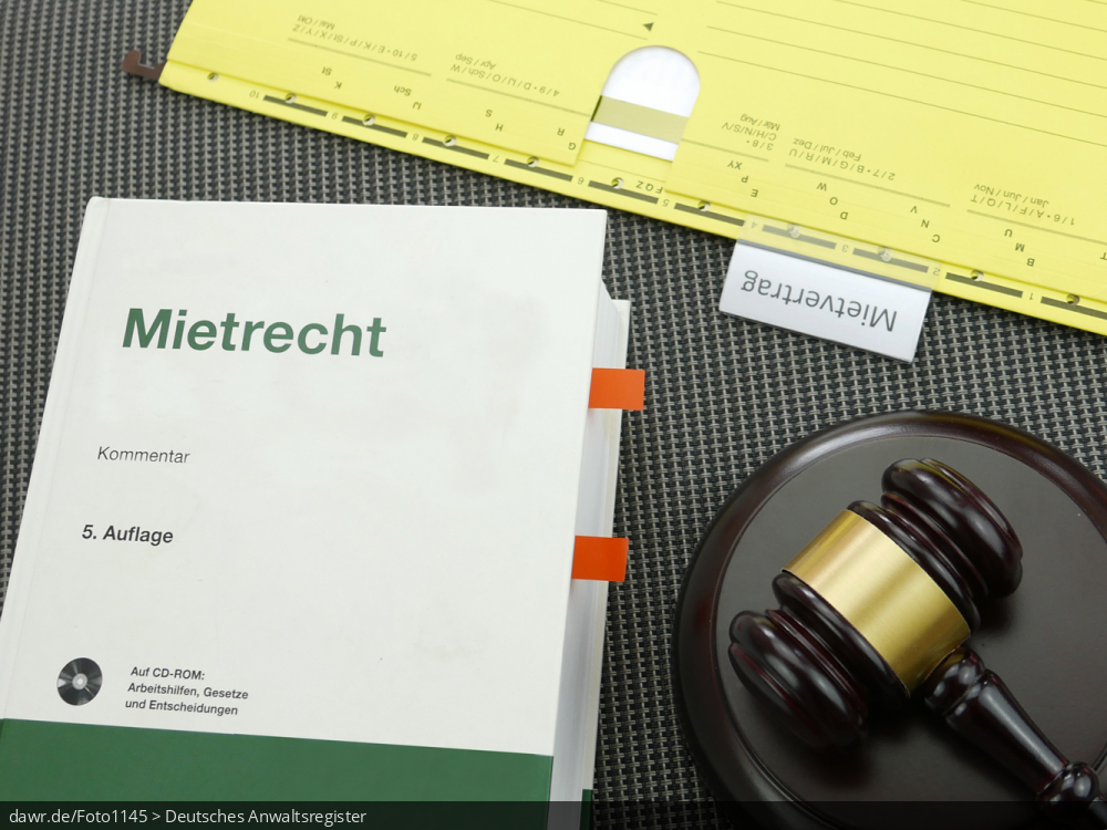 Dieses Foto zeigt einen Schreibtisch, auf dem neben einem gelben Hängehefter (aus einer Aktenregistratur) ein weiß-grünes Fachbuch mit dem Aufdruck „Mietrecht“ liegt. Ergänzt wird diese Zusammenstellung von einem Holzhammer, wie ihn bspw. Richter in den USA verwenden. Dieses Foto eignet sich gut als symbolische Darstellung für alle mietrechtlichen Themen.