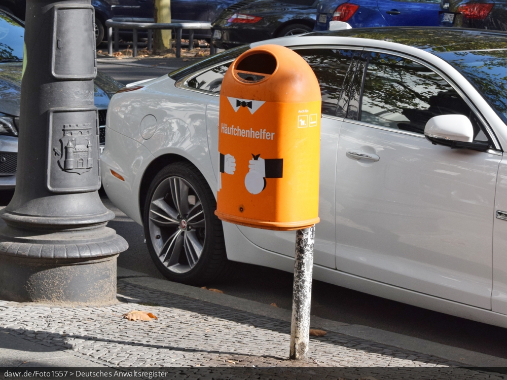 Dieses Foto zeigt einen Mülleimer mit integriertem Aschenbecher, wie er in vielen Orten zu finden ist. Dieses Bild ist eine gute symbolische Darstellung für Themen, wie Müll in Großstädten und saubere Straßen.