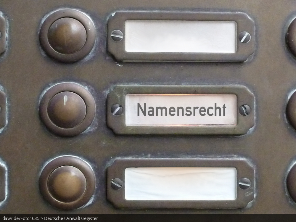 Dieses Foto zeigt einen Teil des Klingelschilds eines Altbau-Mehrfamilienhauses, wobei nur der Name „Namensrecht“ zu lesen ist. Diese symbolische Darstellung eignet sich gut für alle Themen rund um das Namensrecht, bspw. in Bezug auf die Vergabe des Namens an Kinder bzw. dem Umgang mit dem Familiennamen bei Heirat bzw. Scheidung.