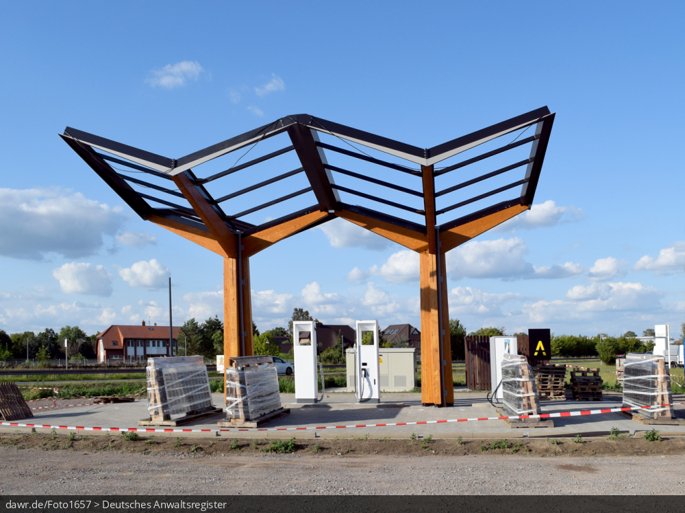 Dieses Foto zeigt eine im Bau befindliche Tankstelle für Elektrofahrzeuge. Dieses Bild eignet sich gut als symbolische Darstellung für Themen, wie umweltfreundliche Alternativen im Straßenverkehr, Umweltschutz, Luftverbesserung usw..