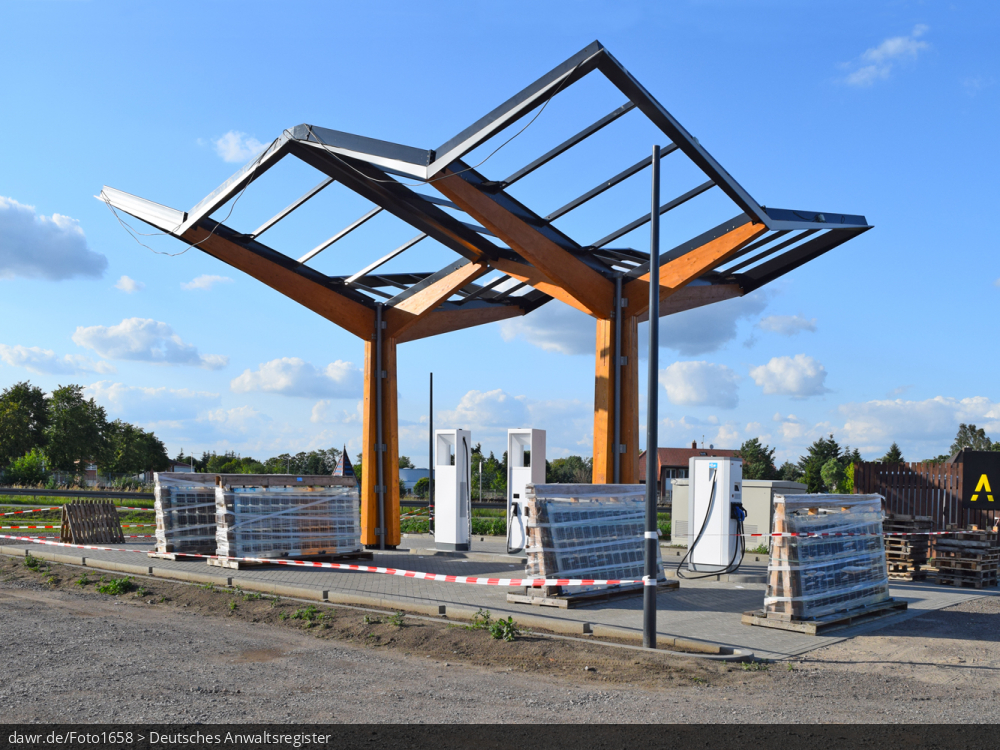 Dieses Foto zeigt eine im Bau befindliche Tankstelle für Elektrofahrzeuge. Dieses Bild eignet sich gut als symbolische Darstellung für Themen, wie umweltfreundliche Alternativen im Straßenverkehr, Umweltschutz, Luftverbesserung usw..