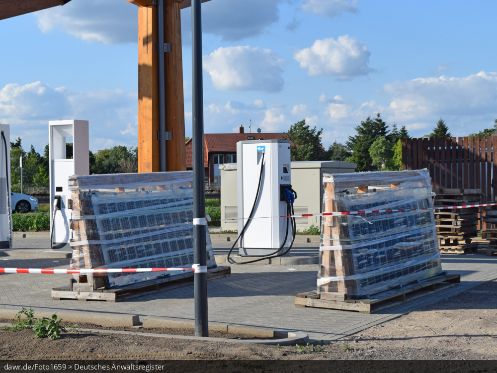 Dieses Foto zeigt eine im Bau befindliche Tankstelle für Elektrofahrzeuge. Dieses Bild eignet sich gut als symbolische Darstellung für Themen, wie umweltfreundliche Alternativen im Straßenverkehr, Umweltschutz, Luftverbesserung usw..