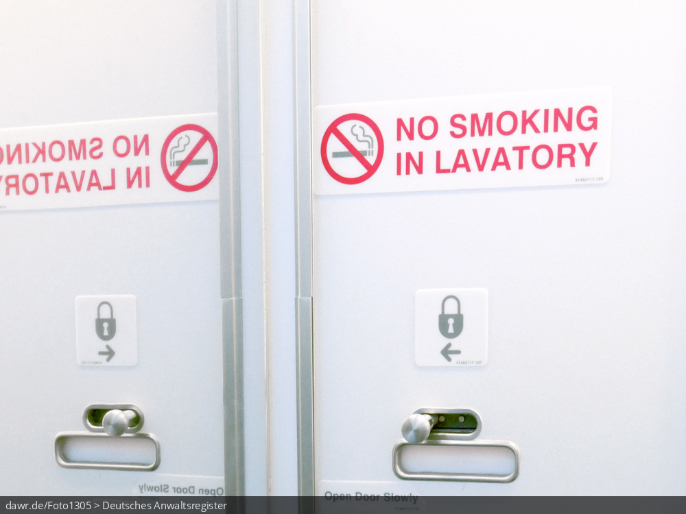 Das Foto zeigt ein Schild, wie es sich an Flugzeugtoiletten befindet und auf das geltende Rauchverbot hinweist. Dieses Bild eignet sich gut als symbolische Darstellung für die Themen Nichtrauchschutz und Flugsicherheit.