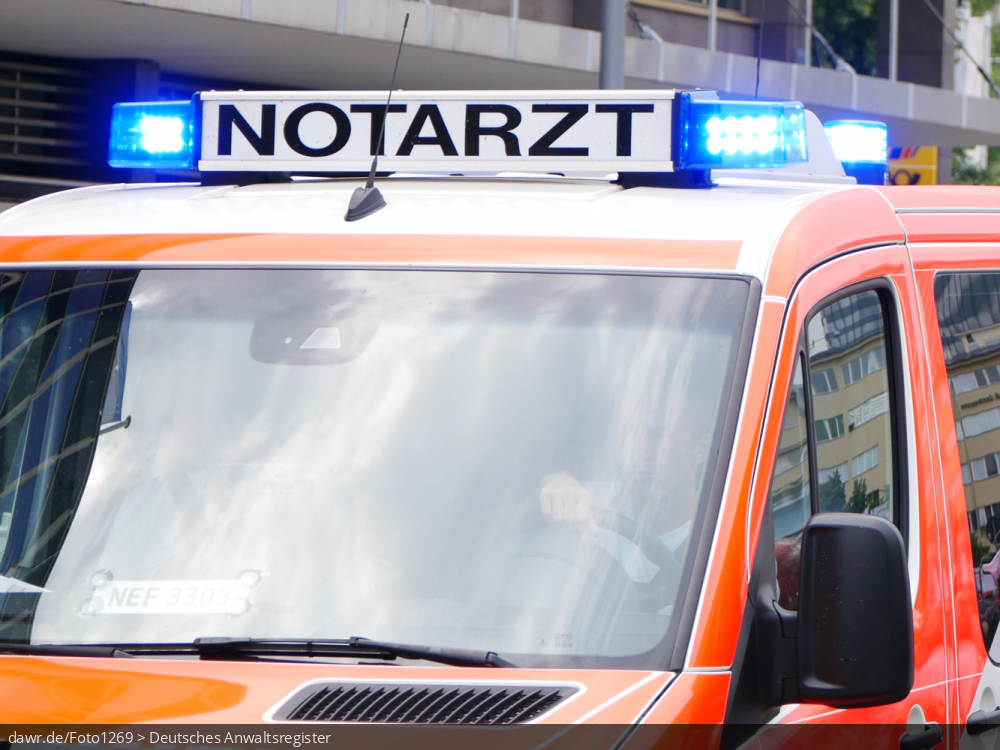 Dieses Foto zeigt einen Teil eines Notarztwagen, mit aktiviertem Blaulicht. Dieses Bild eignet sich gut als symbolische Darstellung für alle Themen rund um die ärztliche Vorsorgung im Notfall oder die Einsätze der Feuerwehr.