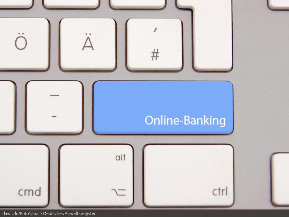 Dieses Foto zeigt eine moderne Tastatur mit einer speziellen, hellblauen Taste. Auf dieser Taste ist der Schriftzug „Online-Banking“ aufgedruckt. Diese Grafik eignet sich gut als symbolische Darstellung für alle Themen rund um das Online-Banking.