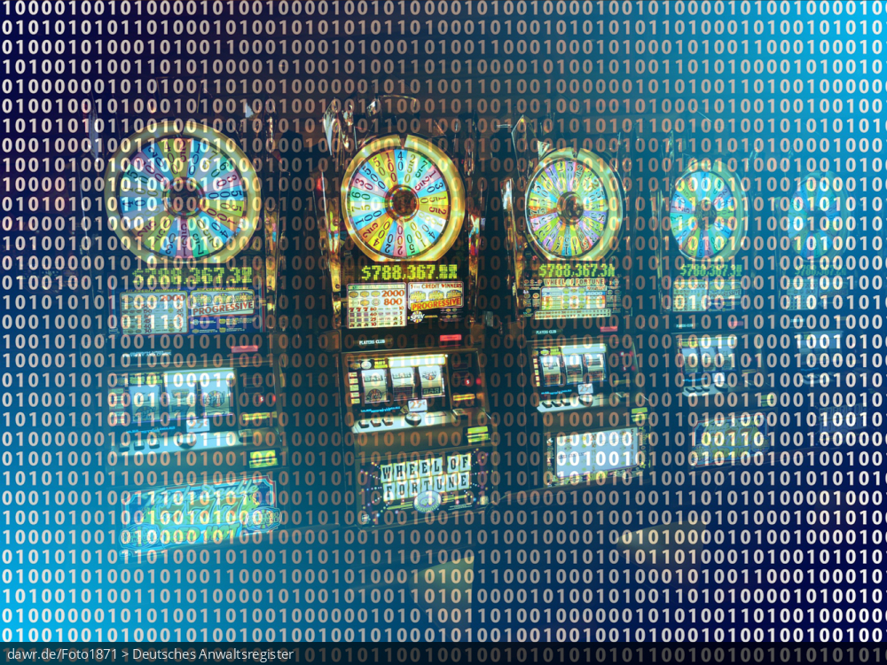 Diese Fotomontage zeigt mehrere Spielautomaten, wie sie bspw. in Las Vegas genutzt werden. Ergänzt wird dieses Bild mit einem abstrakten Vorhang aus Nullen und Einsen. Diese Darstellung eignet sich gut für Themen im Zusammenhang mit Online-Glücksspielen.