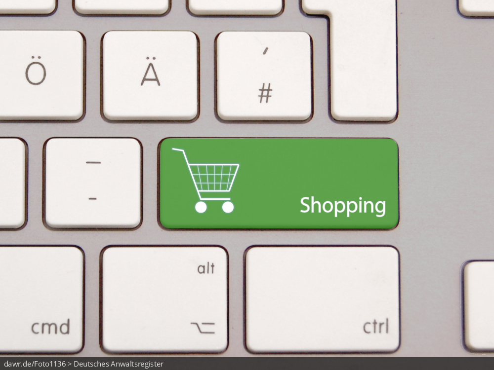 Dieses Foto zeigt eine moderne Tastatur mit einer speziellen, grünen Taste. Auf dieser Taste ist ein Einkaufswagen und der Schriftzug „Shopping“ aufgedruckt. Diese Grafik eignet sich gut als symbolische Darstellung für alle Themen rund um das Onlineshopping.
