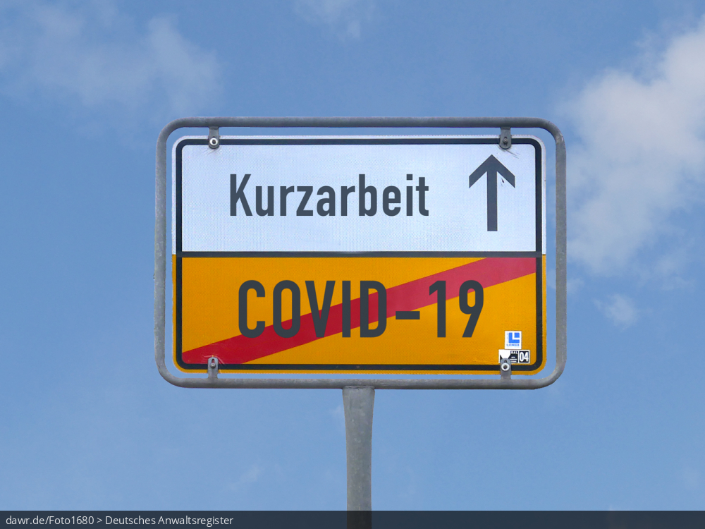 Dieses Foto zeigt die Rückseite eines Ortschilds vor einem blauen Himmel, welches symbolisiert, dass die Corona-Pandemie („COVID-19“) viele Menschen in die „Kurzarbeit“ führen wird, um vorerst dem Arbeitsplatzverlust vorzubeugen. Diese symbolische Darstellung eignet sich gut für Themen im Zusammenhang von Corona-Pandemie und der zu erwartenden schlechten Wirtschaftslage (Rezession).