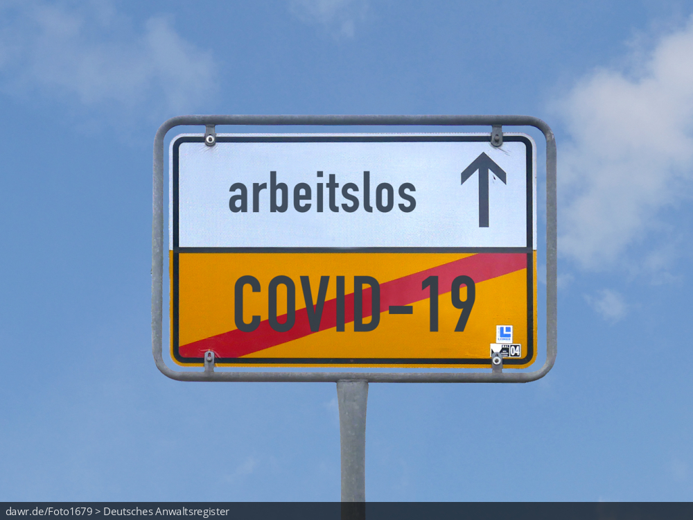 Dieses Foto zeigt die Rückseite eines Ortschilds vor einem blauen Himmel, welches symbolisiert, dass die Corona-Pandemie („COVID-19“) viele Menschen „arbeitslos“ machen werde. Diese symbolische Darstellung eignet sich gut für Themen im Zusammenhang von Corona-Pandemie und der zu erwartenden schlechten Wirtschaftslage (Rezession).