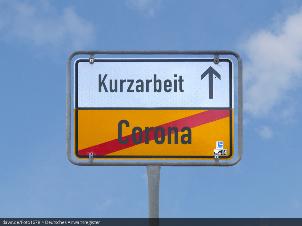 Dieses Foto zeigt die Rückseite eines Ortschilds vor einem blauen Himmel, welches symbolisiert, dass die „Corona“-Pandemie (COVID-19) viele Menschen in die „Kurzarbeit“ führen wird, um vorerst dem Arbeitsplatzverlust vorzubeugen. Diese symbolische Darstellung eignet sich gut für Themen im Zusammenhang von Corona-Pandemie und der zu erwartenden schlechten Wirtschaftslage (Rezession).