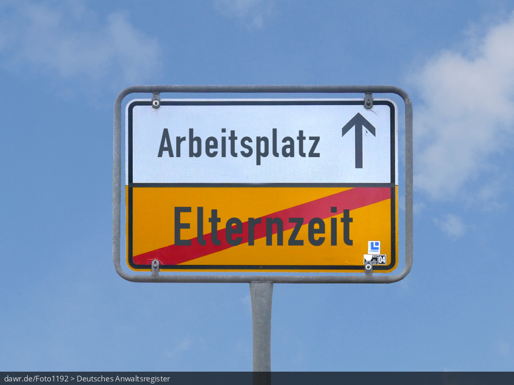 Dieses Foto zeigt die Rückseite eines Ortschilds vor einem blauen Himmel, welches symbolisiert, man verlasse die „Elternzeit“ und komme so zurück zu seinem „Arbeitsplatz“. Diese symbolische Darstellung eignet sich gut für alle Themen rund die Elternzeit.