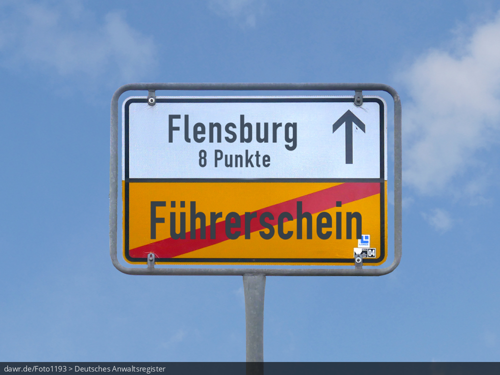 Dieses Foto zeigt die Rückseite eines Ortschilds vor einem blauen Himmel, welches symbolisiert, man verlasse seinen „Führerschein“ und komme so zu „8 Punkten“ in „Flensburg“. Diese symbolische Darstellung eignet sich gut für alle Themen rund um den Führerscheinentzug.